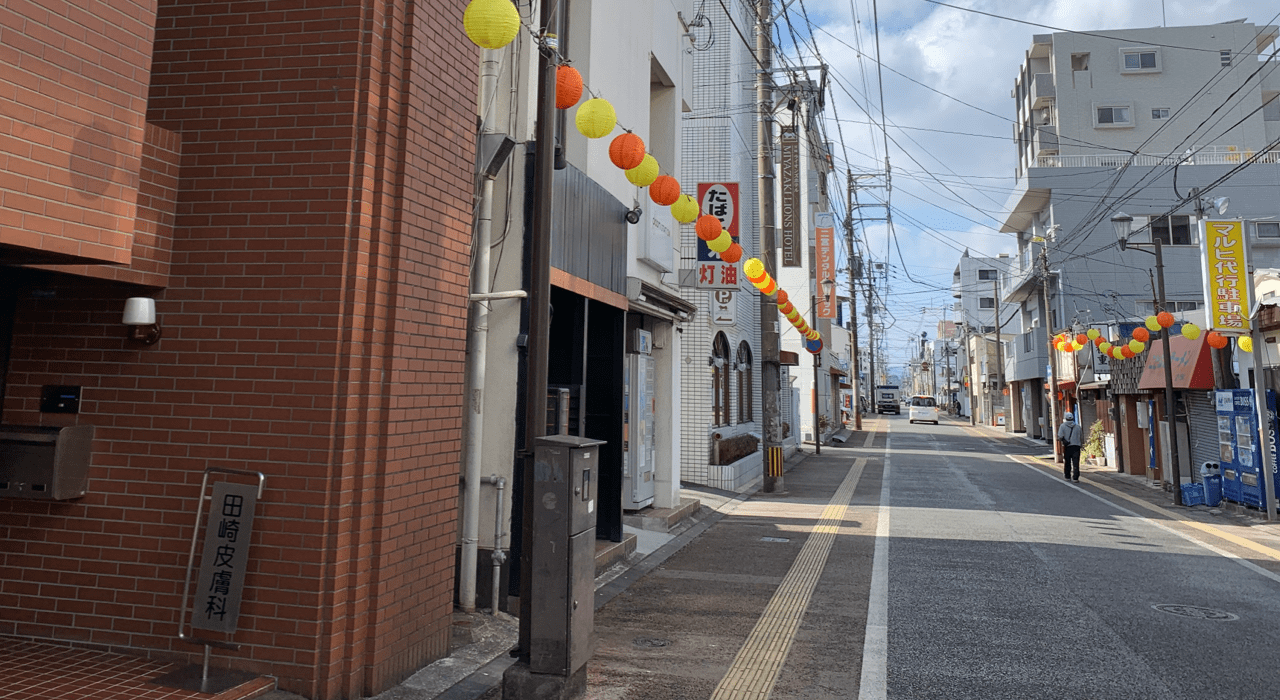 当院前を西側に直進するとライオンズホテルPの看板が見えます